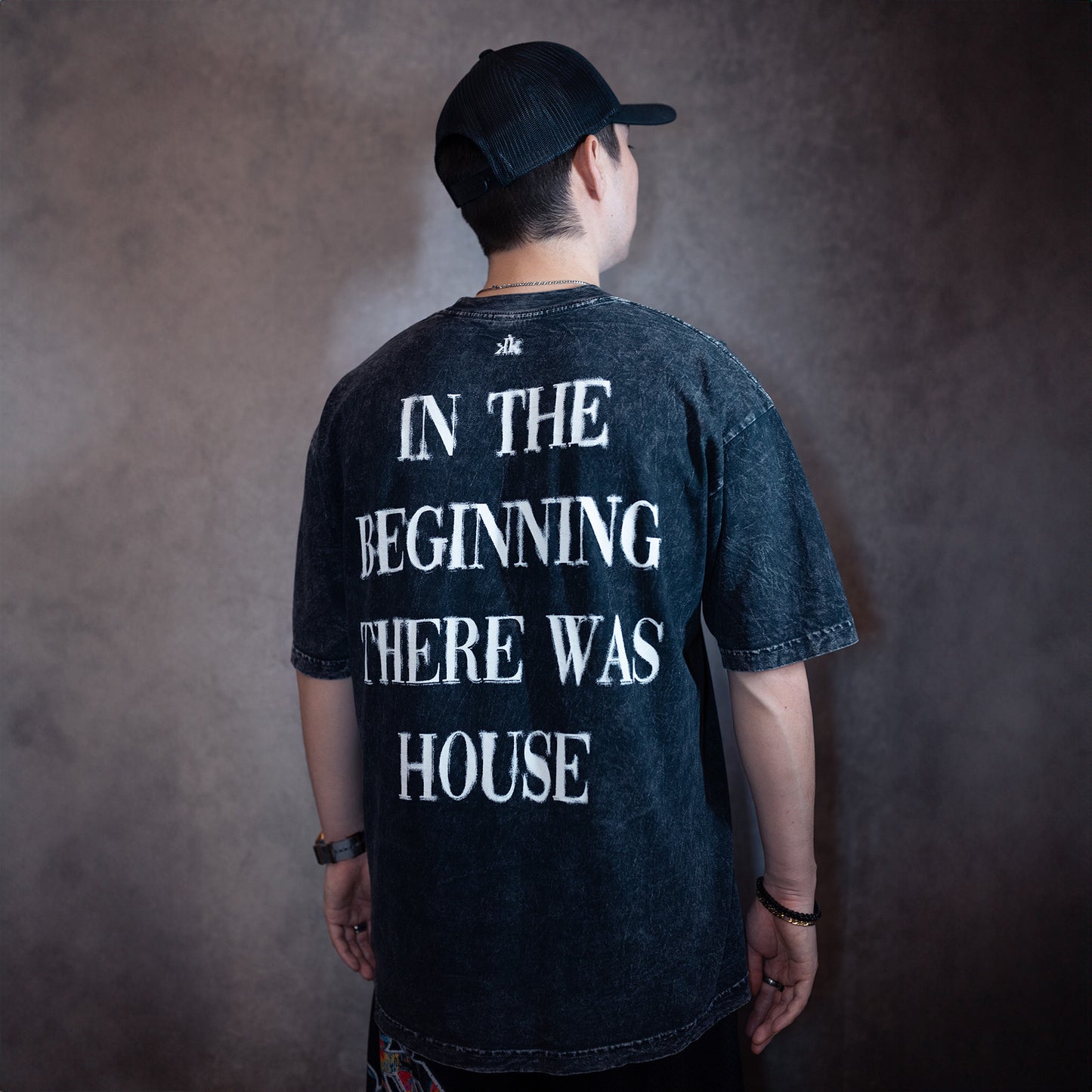 In The Beginning...[ハウス] Tシャツ / カーボンブラック